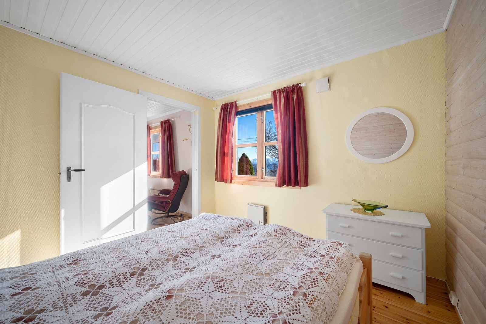 Her tilknyttet kjellerstue som kan benyttes som gjestesoverom Galleribilde