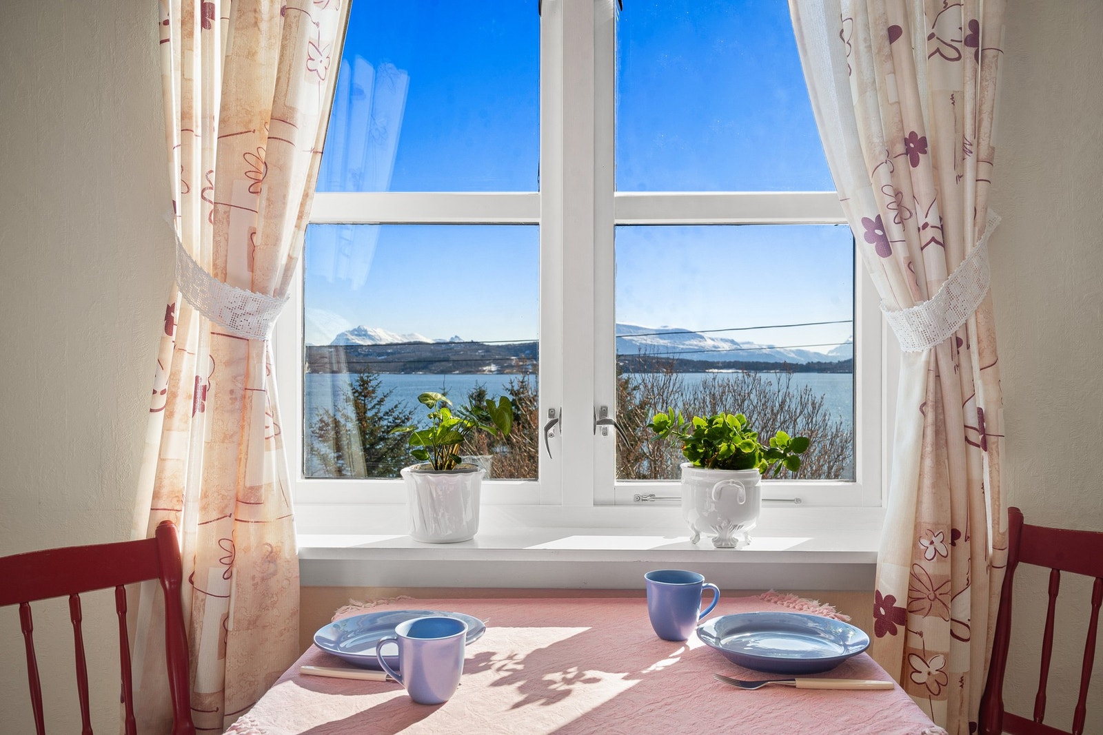 Her kan du nyte utsikten sammen med en kopp kaffe til frokosten Galleribilde