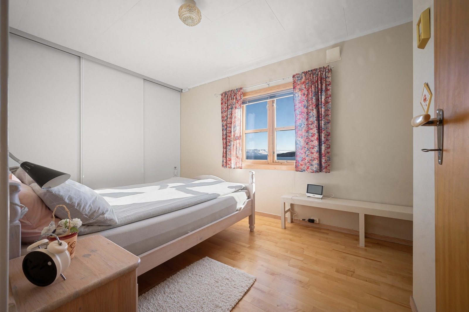 Hovedsoverom beliggende i hovedetasjen med skyvedørsgarderobe Galleribilde