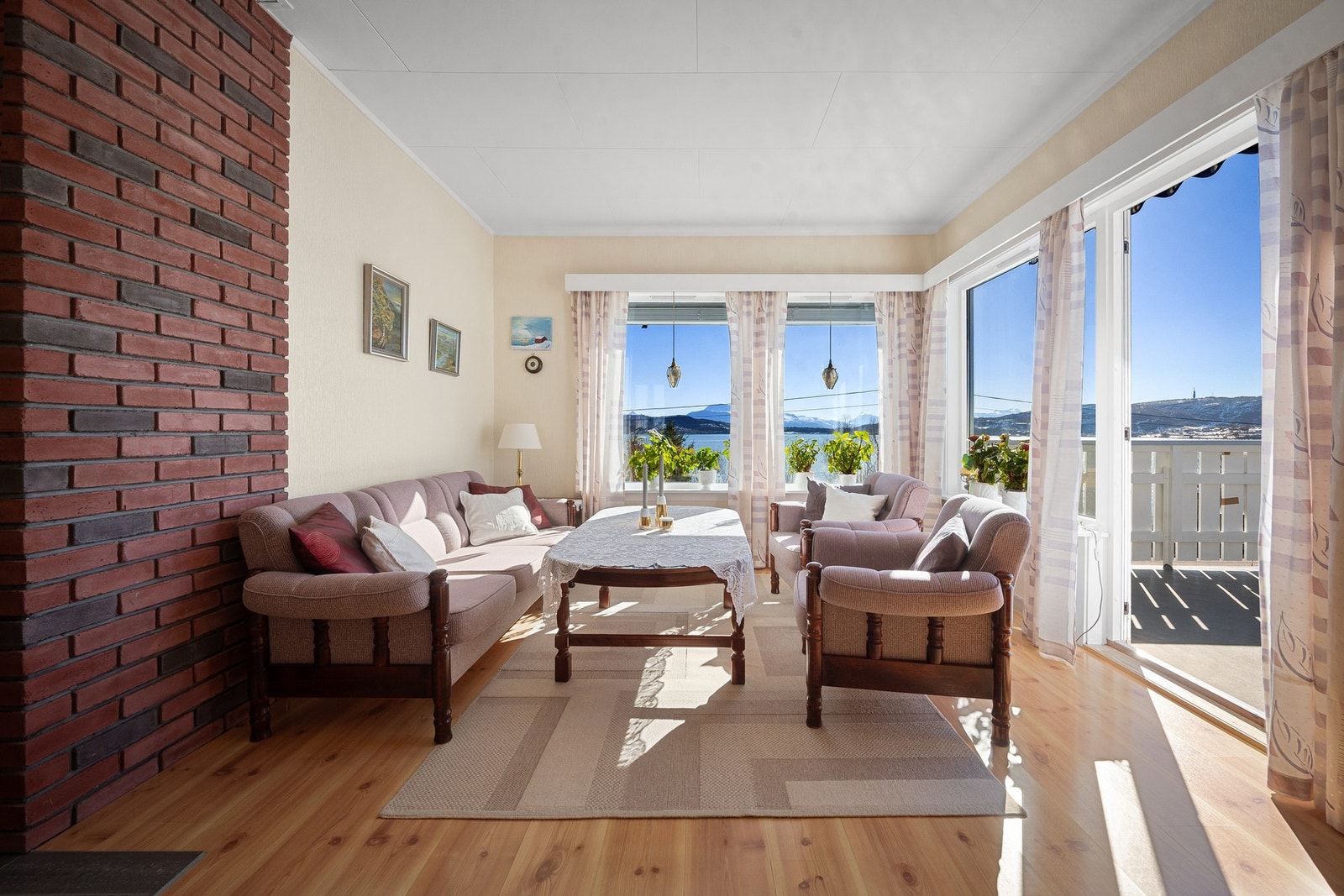 Stuen har en lys atmosfære mye takket være de store vindusflatene Galleribilde