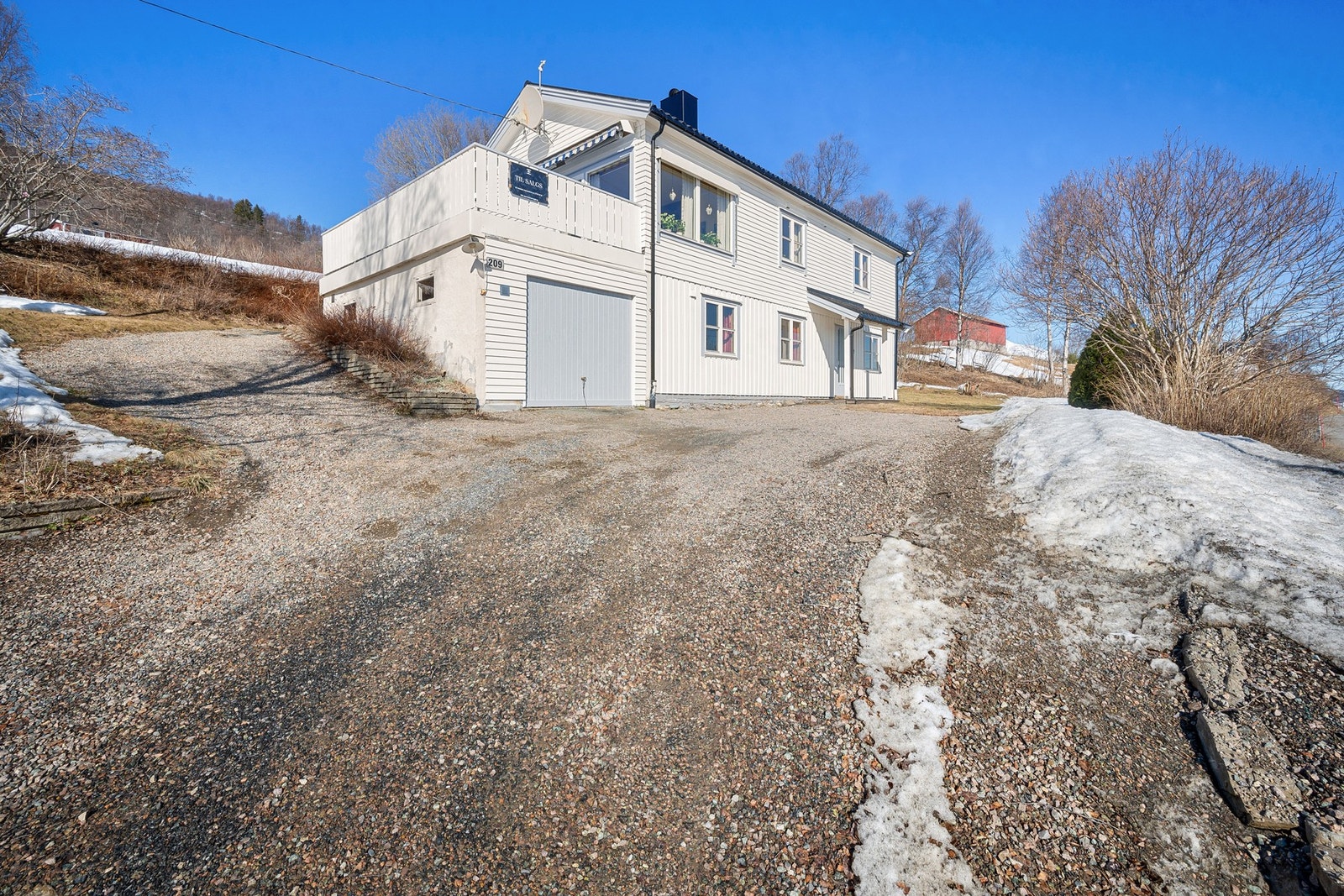 Boligen gir deg god plass på gårdsplassen i tillegg til garasje Galleribilde