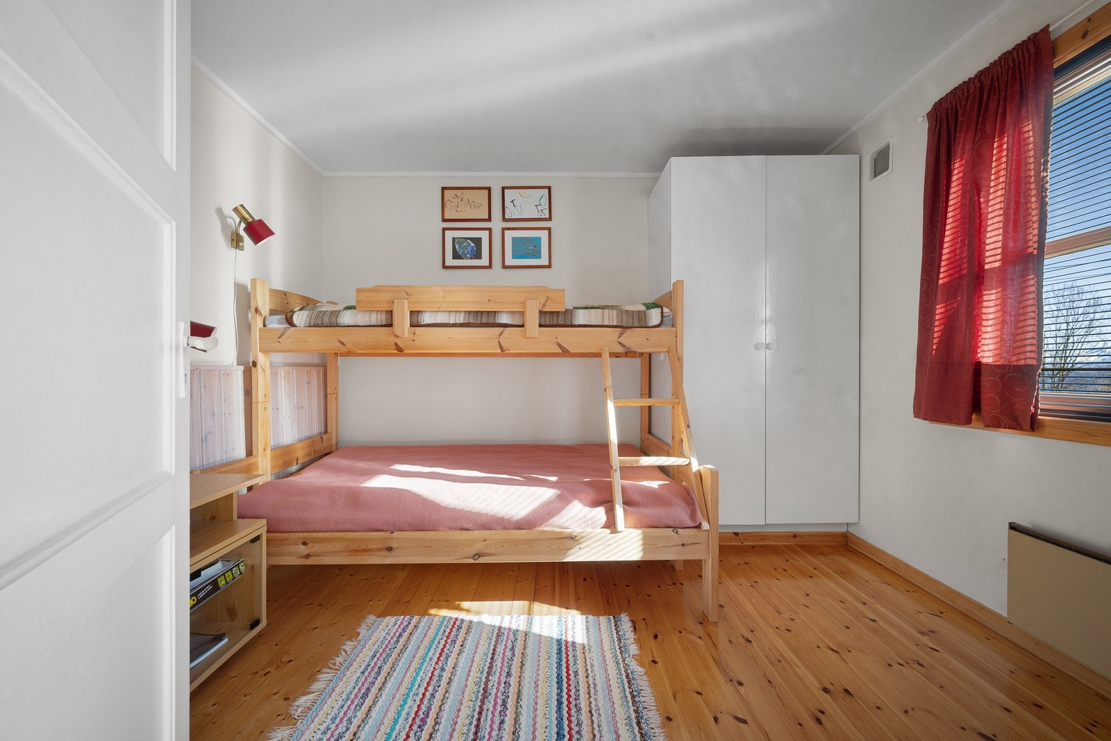 De to resterende soverommene er beliggende i hovedetasjen Galleribilde