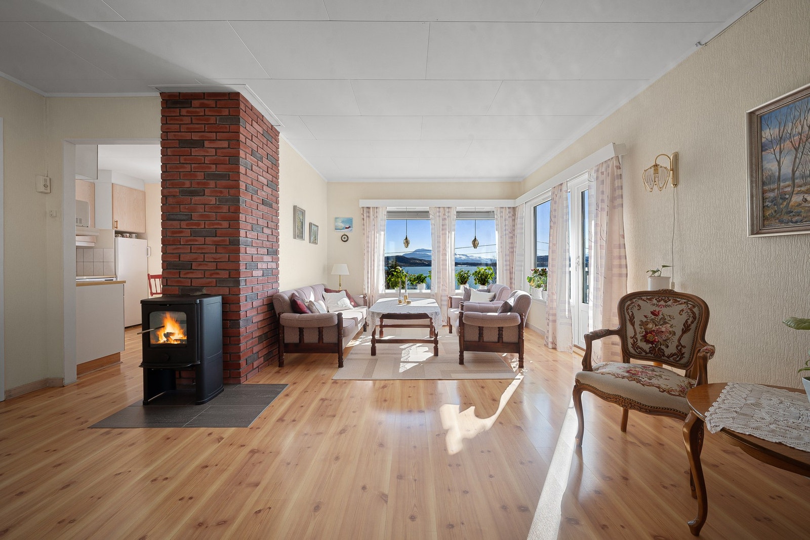 Boligen kommer også med vedfyrt peis Galleribilde