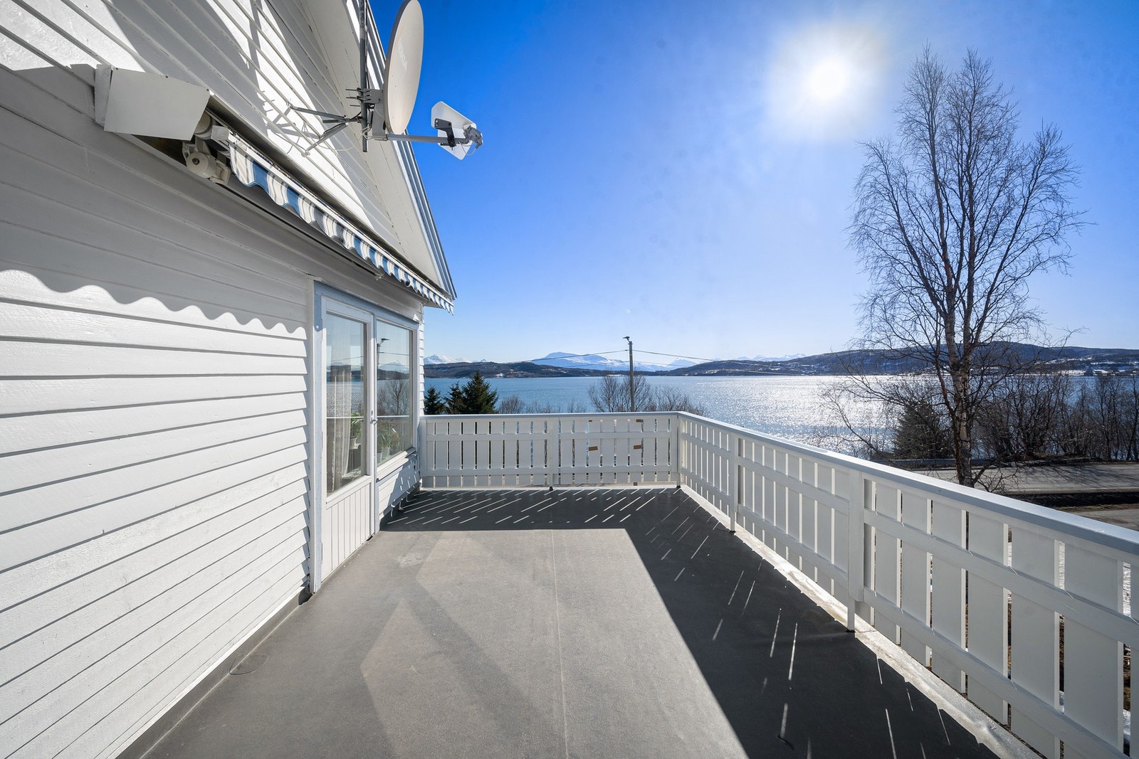 Terrasse med gode solforhold og vakker utsikt Galleribilde