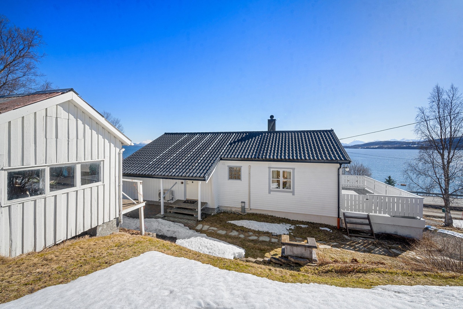 Rundt boligen er det fantastiske uteområder. Bak boligen sitter du helt skjermet med nydelig utsikt og god solgang Galleribilde