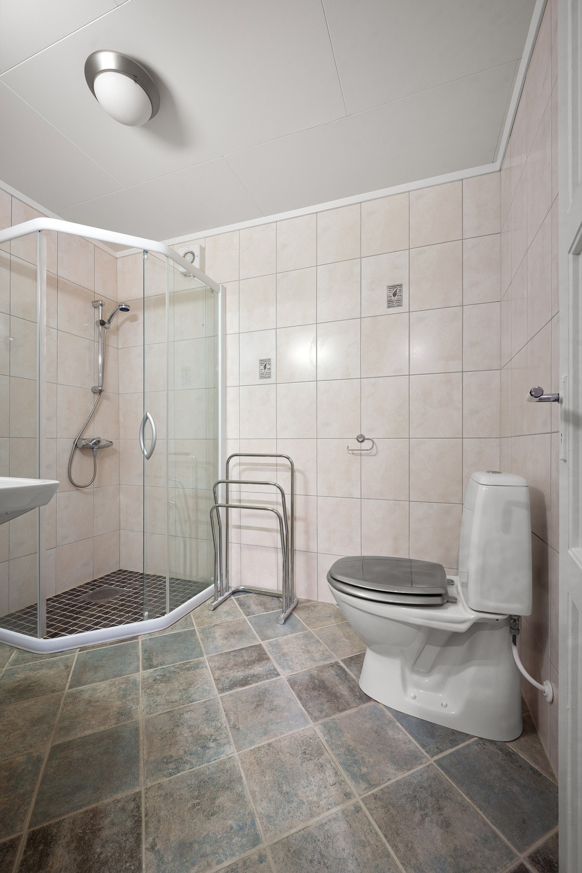 Det er varme i gulv på begge badene i boligen Galleribilde