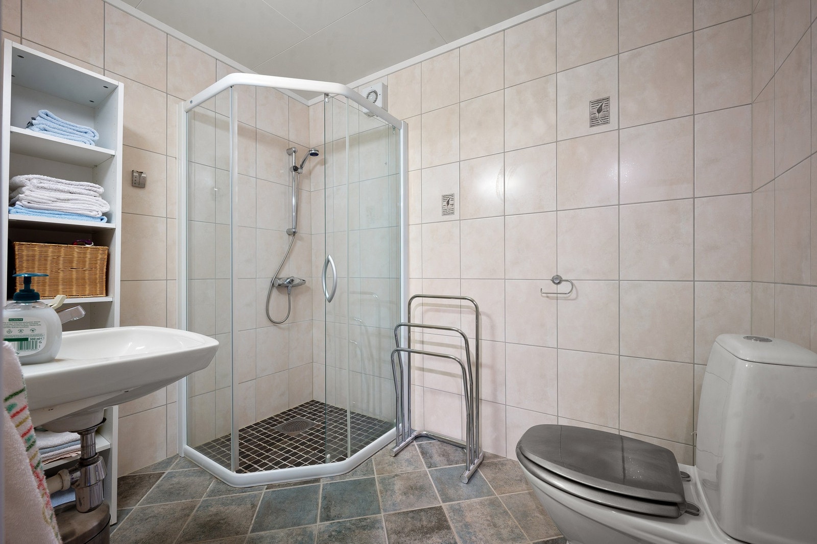 Flislagt bad i underetasjen med varme i gulv Galleribilde