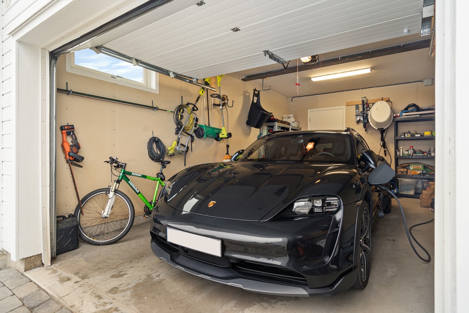 Romslig garasje med direkte adkomst til boligen -Praktisk å gå tørskodd til og fra bilen. Galleribilde