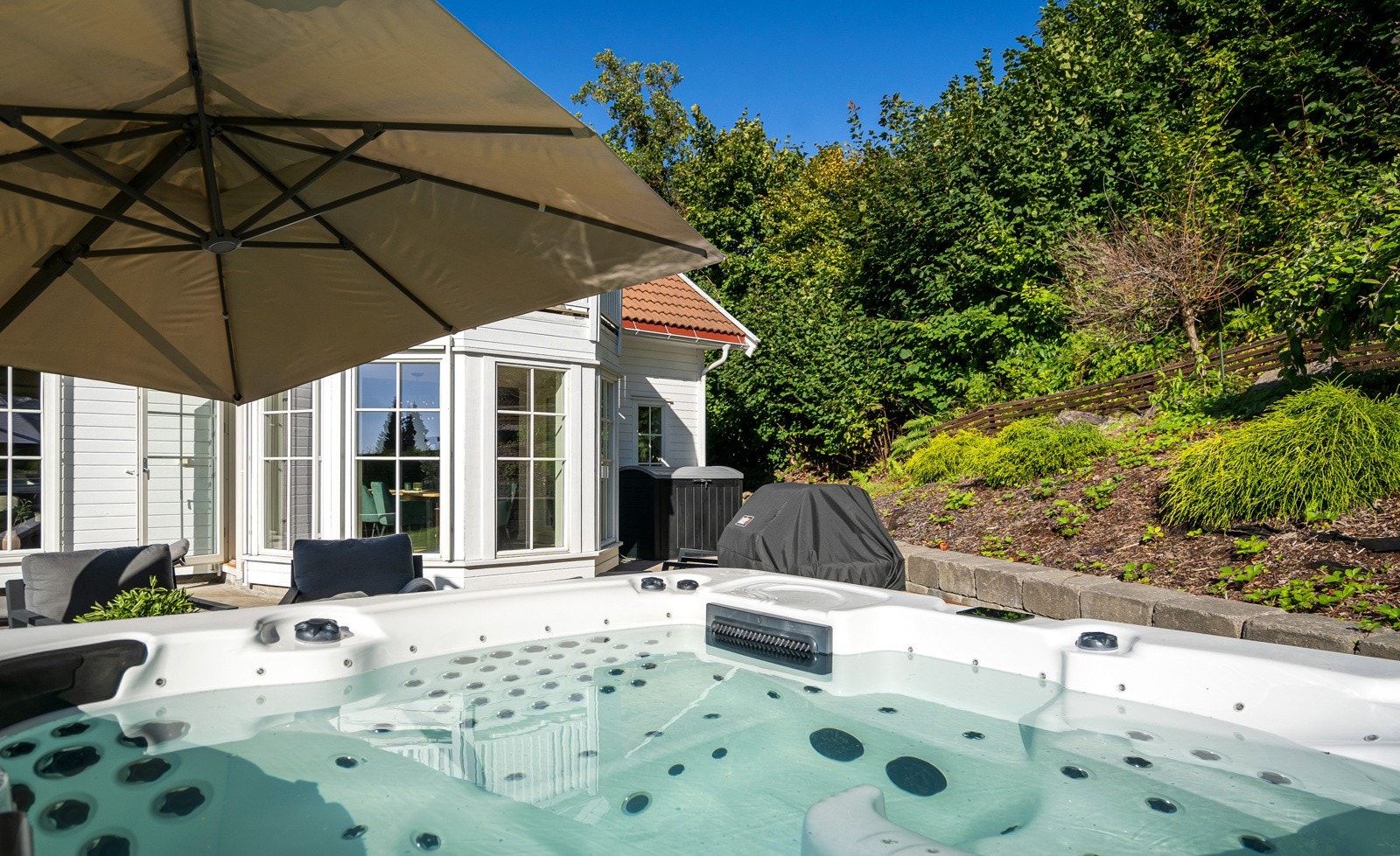 Sosial uteplass med bla Jacuzzi Galleribilde