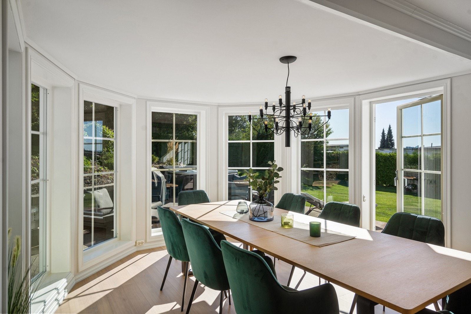 Utgang til solrik terrasse og hage Galleribilde