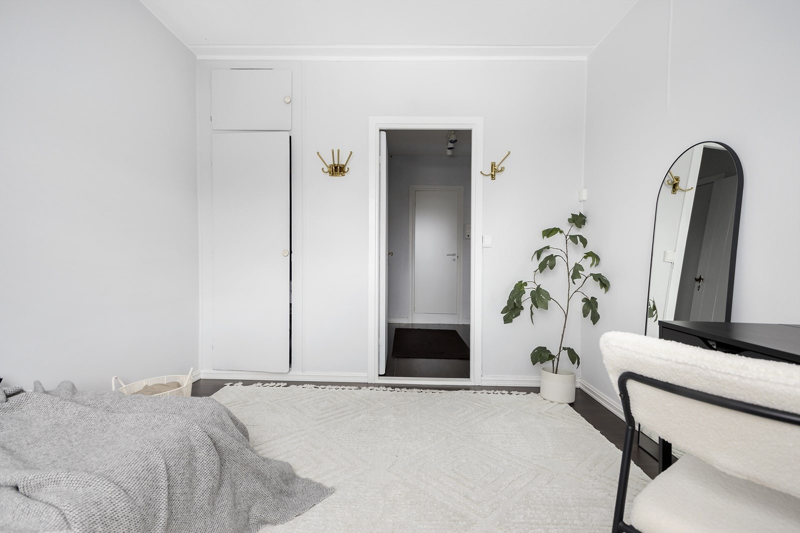 Her har man god plass til seng, skrivebord og garderobe. Galleribilde