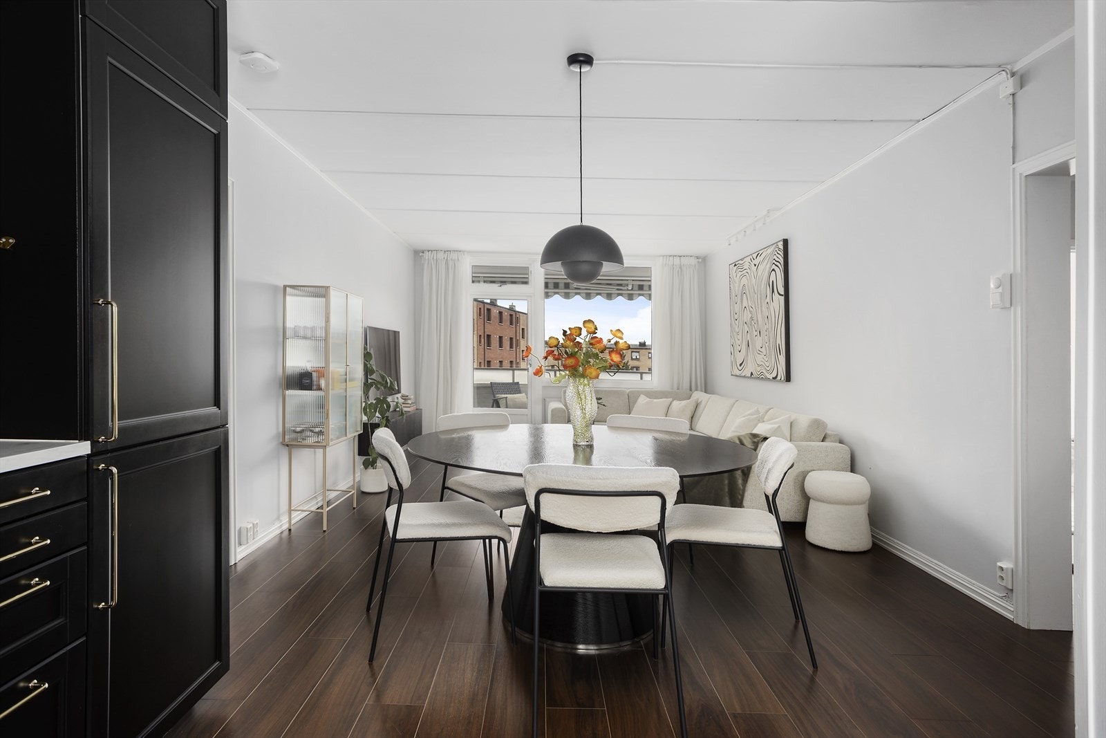 Flotte og tidsriktige detaljer er gjennomgående i hele boligen. God plass til spisebord. Galleribilde