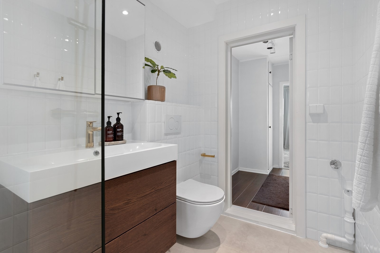 Varmekabler i gulv og opplegg for vaskemaskin. Galleribilde