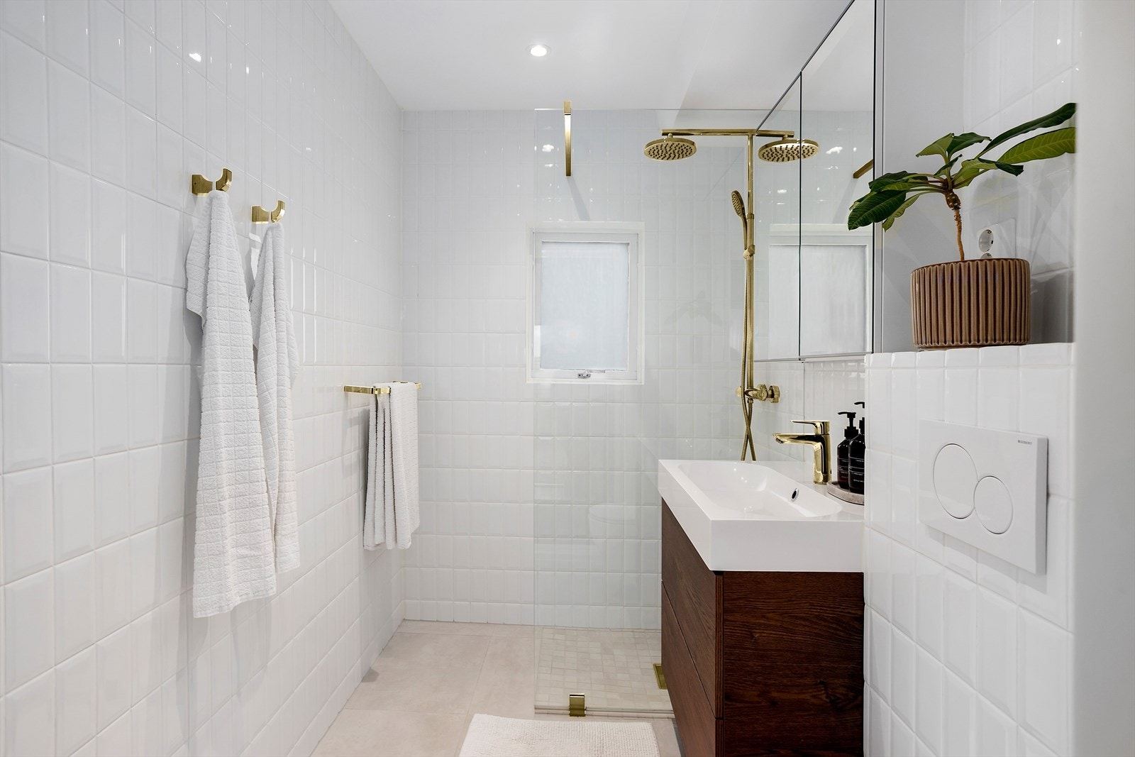 Lekkert flislagt bad fra 2021. Fine detaljer er gjennomgående på badet. Galleribilde