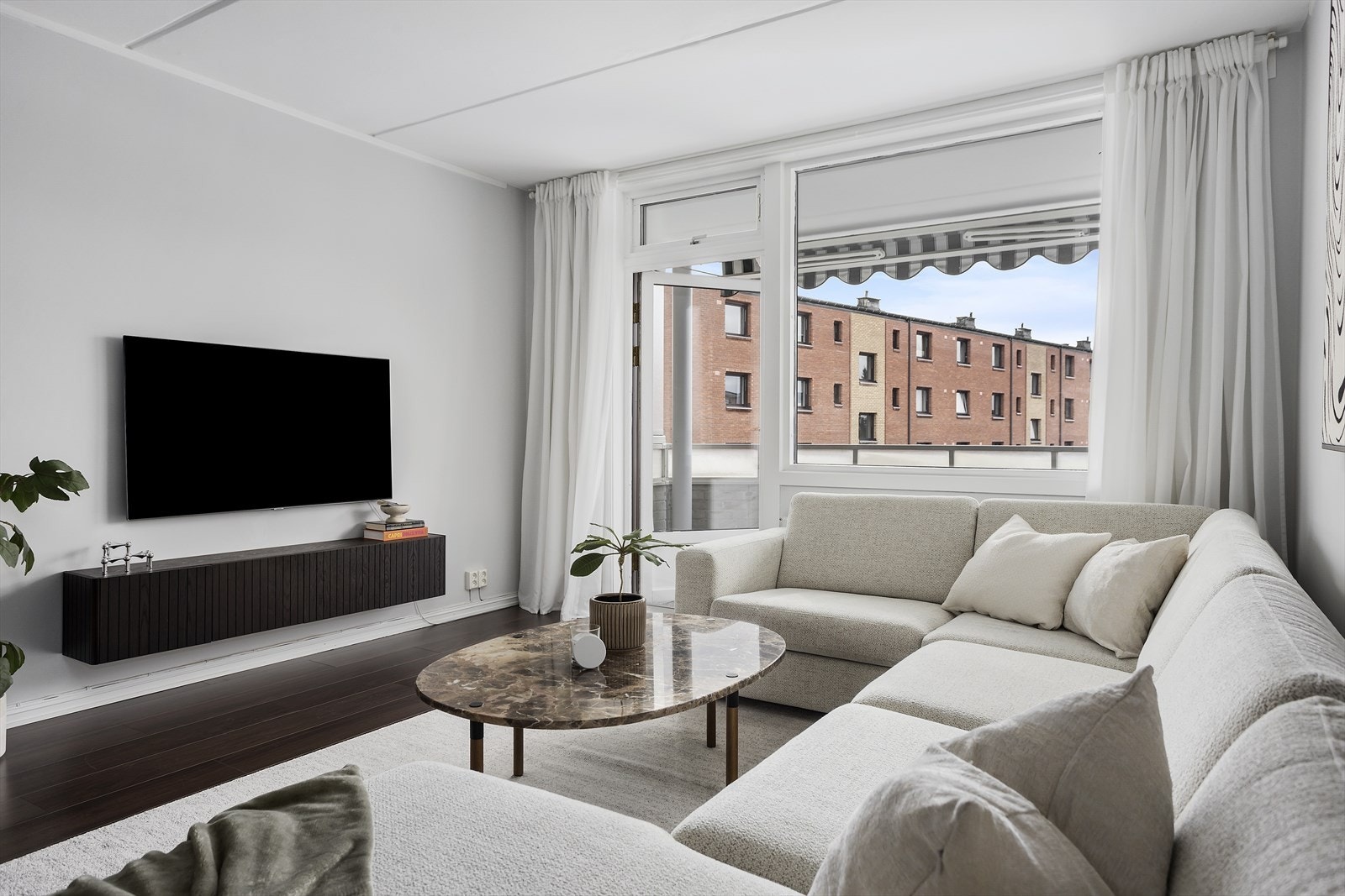 Store vindusflater gir rikelig med naturlig lys inn. Galleribilde