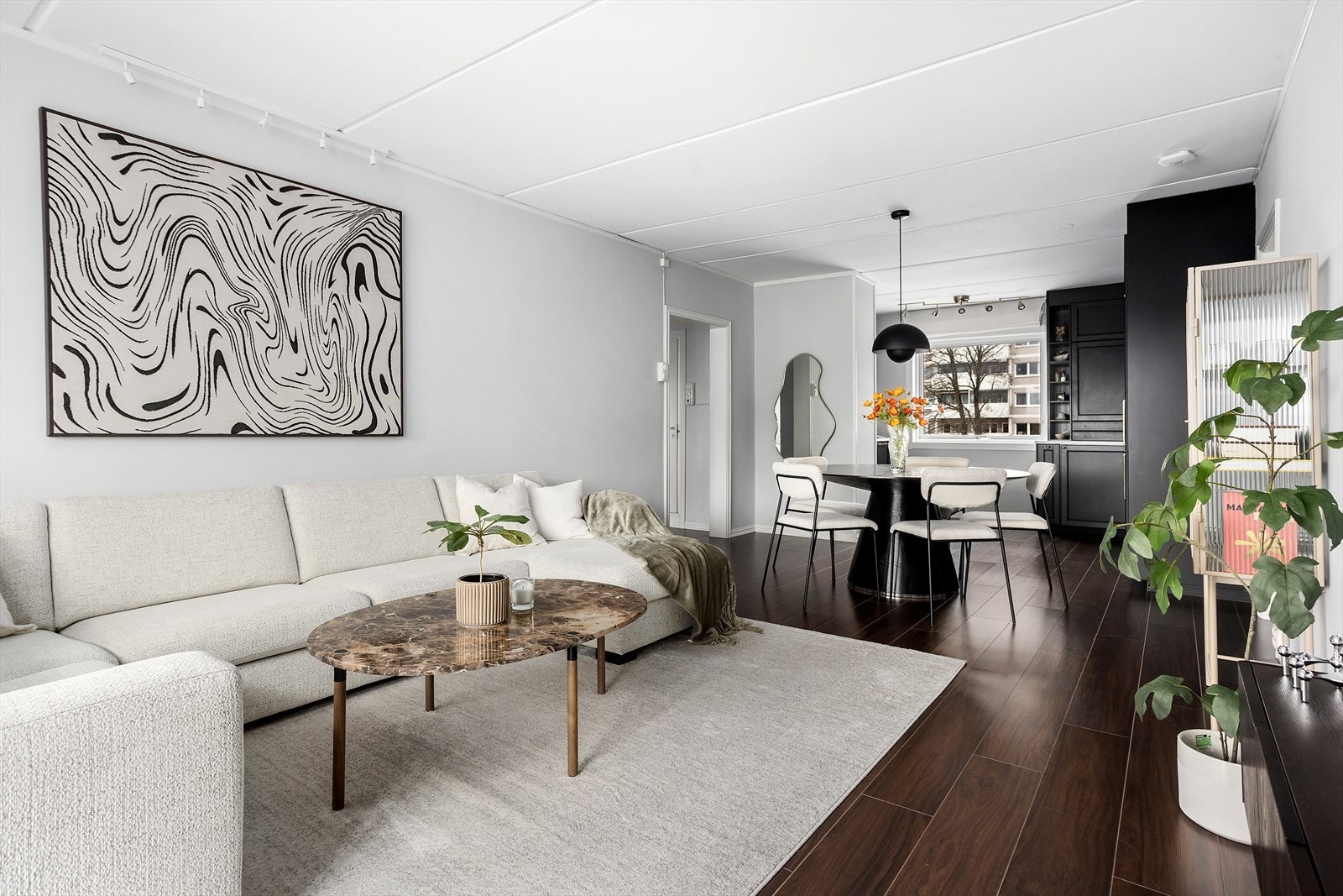 En lys og lekker 3-roms med fantastisk intern beliggenhet. Galleribilde