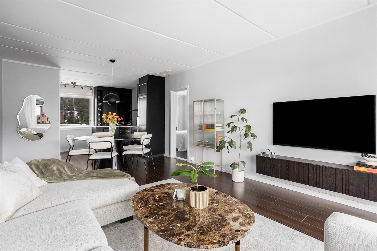 Her har man god plass til sofagruppe, tv-seksjon, spisebord og ytterligere møblement. Galleribilde