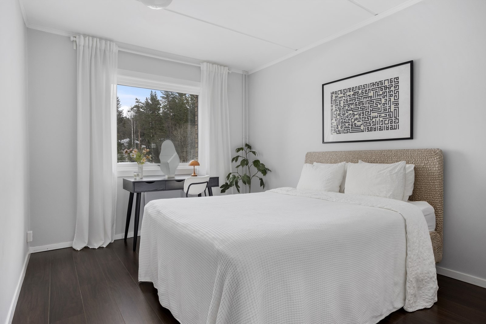 Stort hovedsoverom med god plass til dobbeltseng, nattbord og ytterligere møblement. Galleribilde