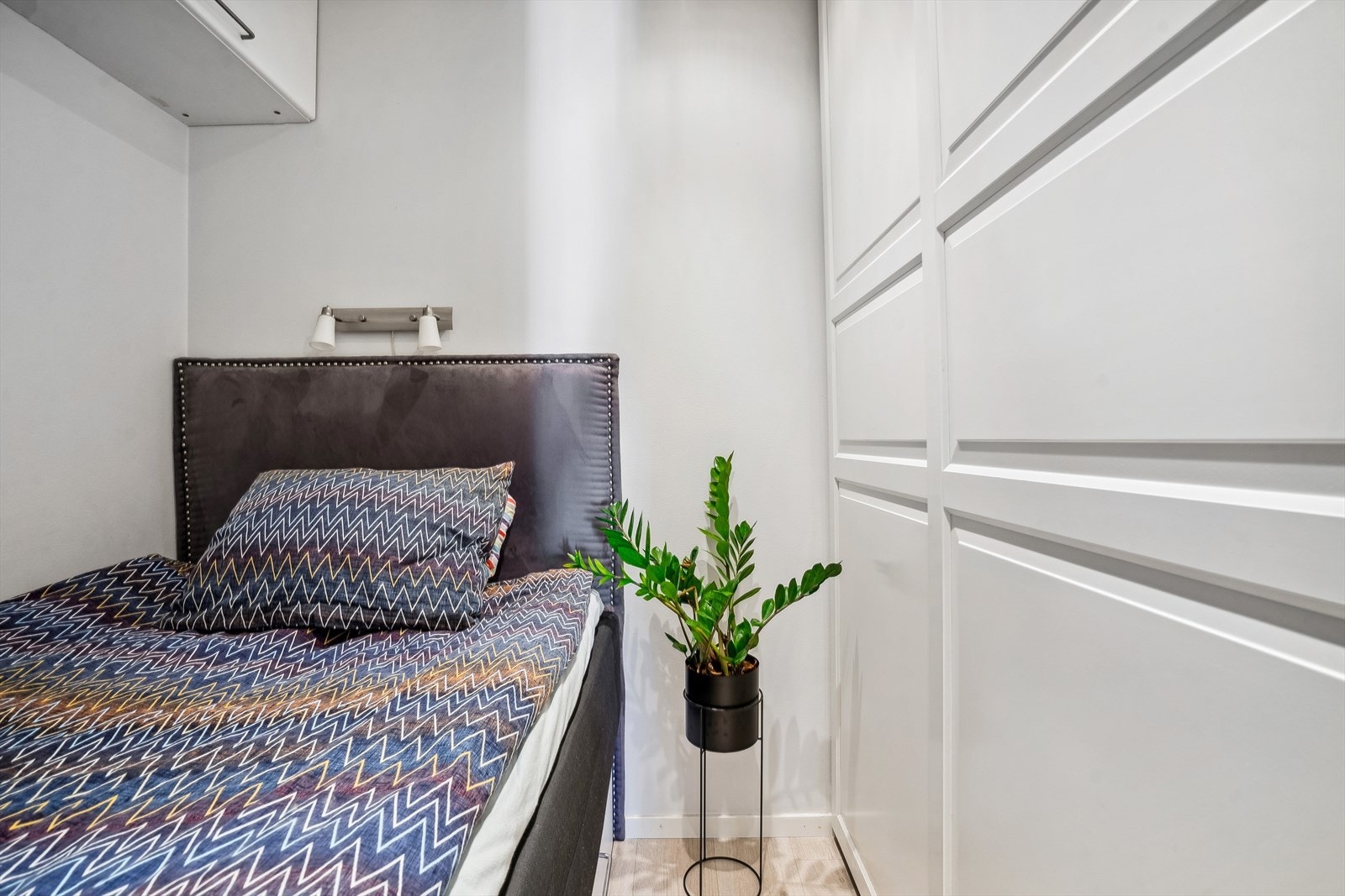 Plass til oppbevaring i hyller og garderobe. Galleribilde