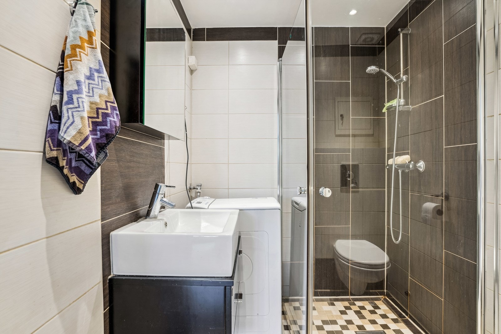 Det er opplegg for vaskemaskin på badet. Galleribilde