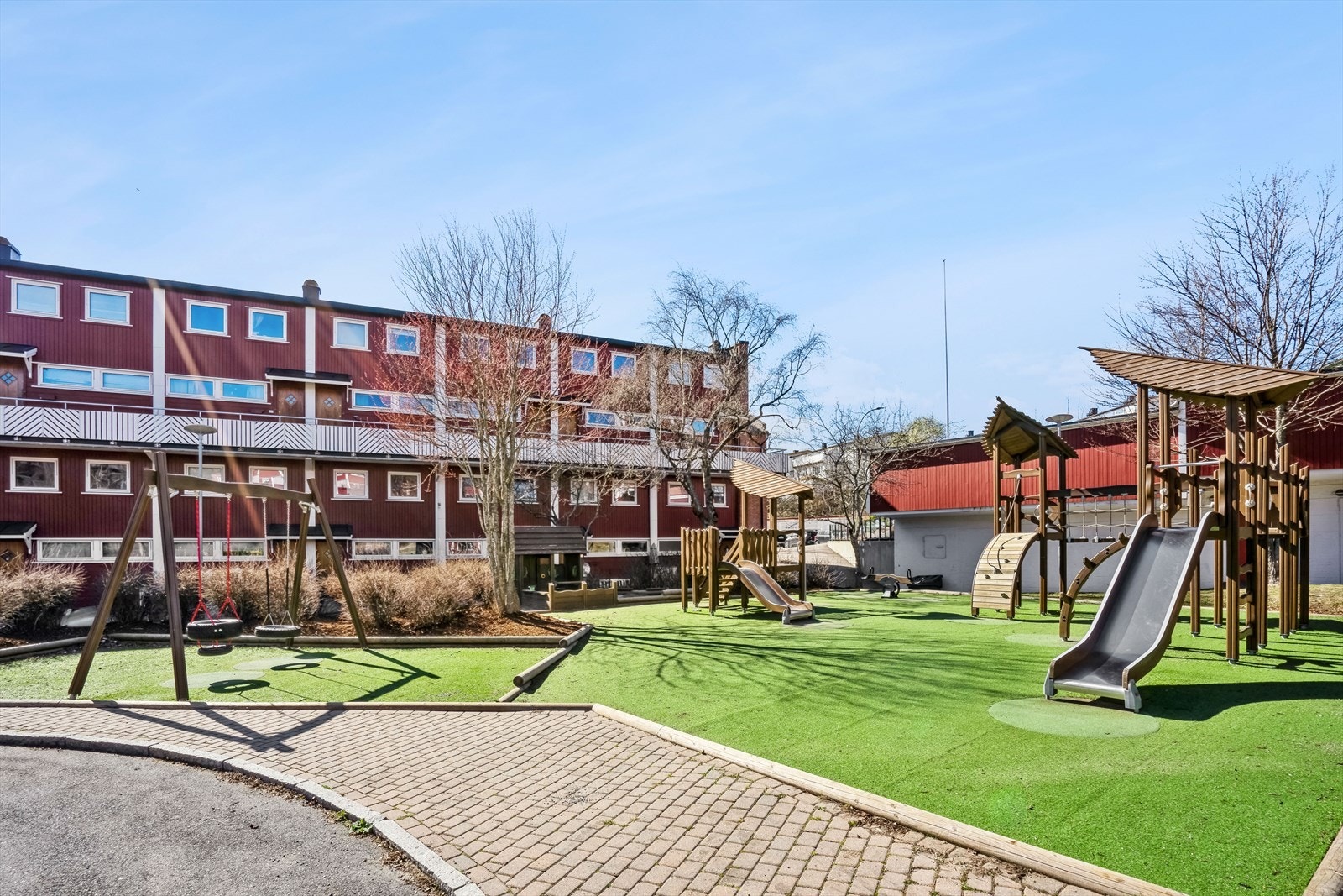 Rådyrveien 5 ligger i et veletablert og barnevennlig boligområde på Veitvet. Galleribilde