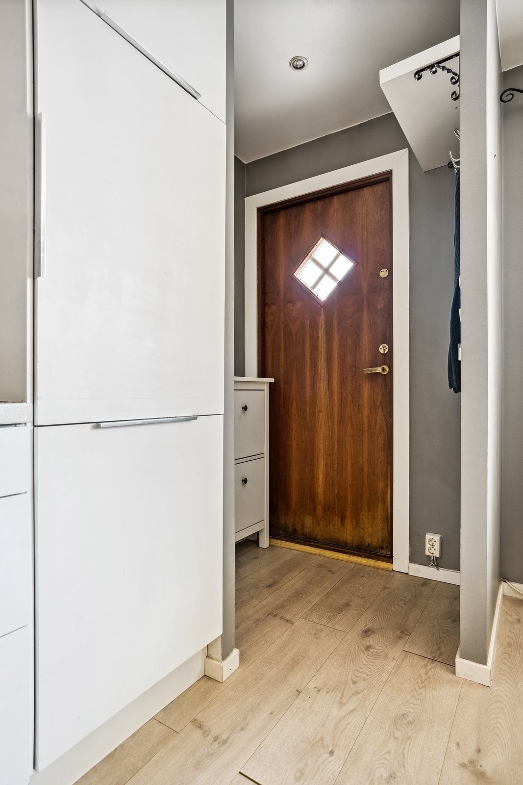 Entré med plass til å henge fra seg yttertøy og sette fra seg sko. Galleribilde