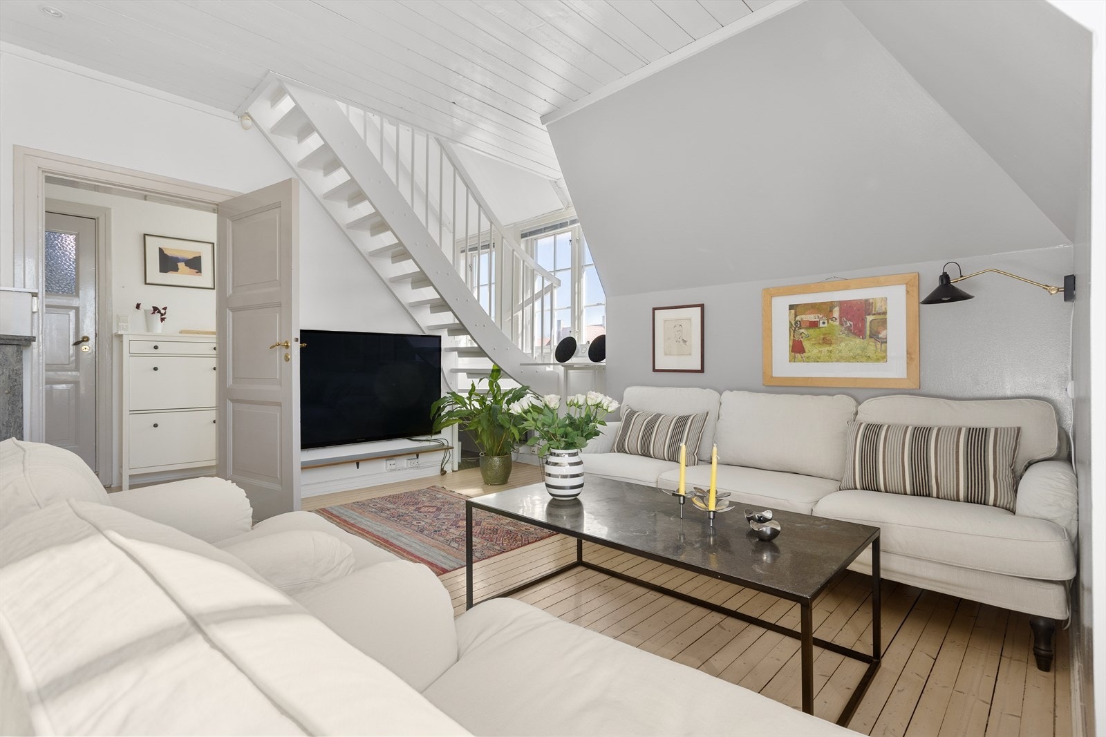 Stuen er malt i lyse og behagelige fargetoner. På gulvet er det originale tregulvet bevart. Takhøyden er på 2,70 meter. Galleribilde