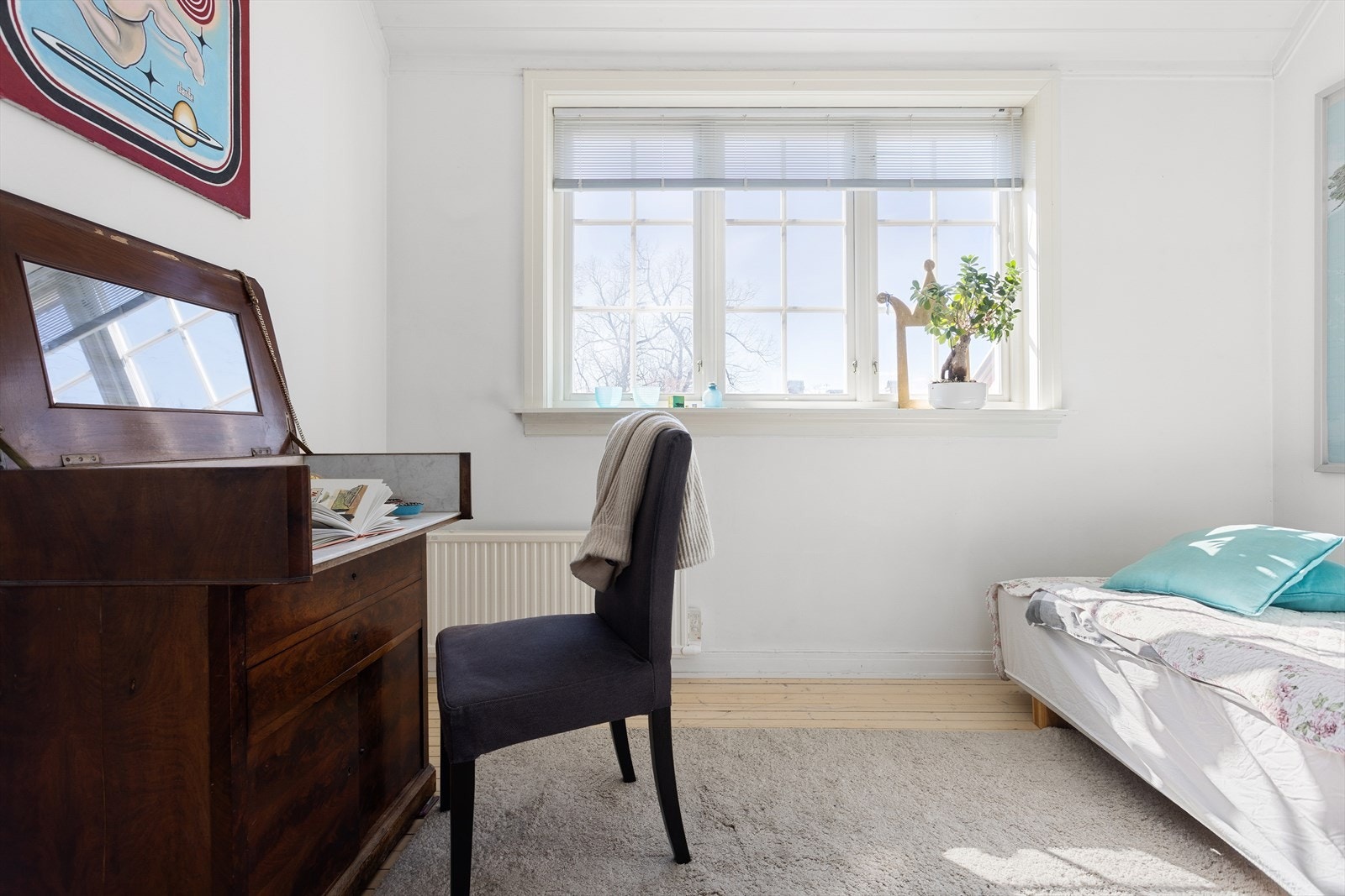 Et lyst og hyggelig soverom med flere bruks- og innredningsmuligheter. Galleribilde