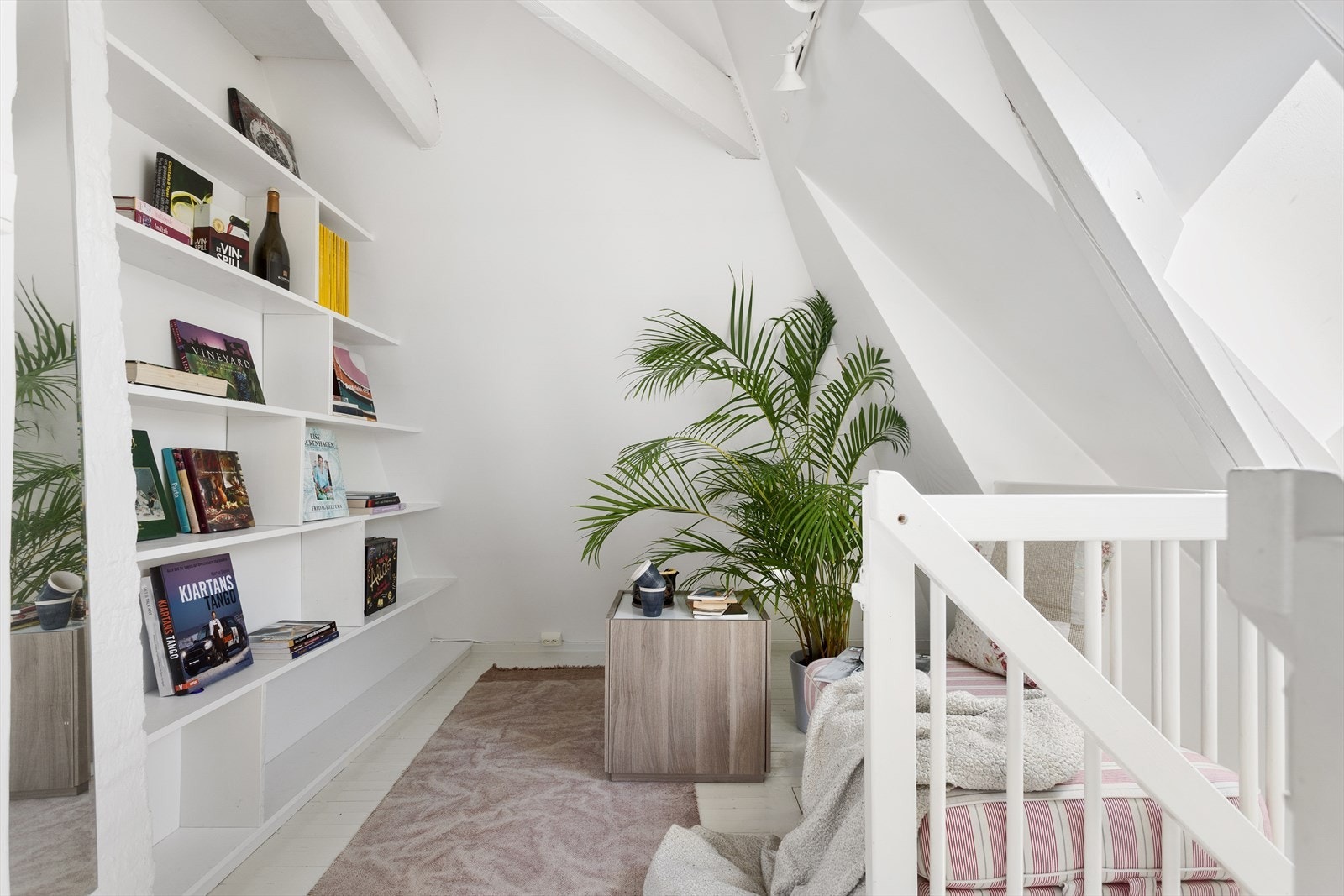 Loftet består av et praktisk allrom, to soverom og baderom. Galleribilde