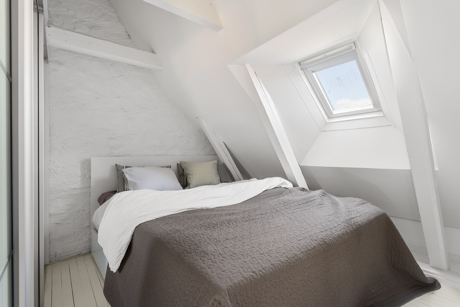 Hovedsoverommet har plass til dobbeltseng og en romslig skyvedørsgarderobe. Galleribilde