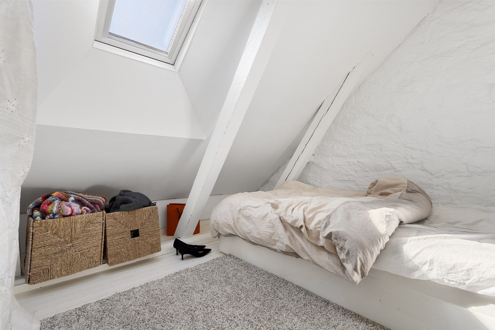 Soverom med plass til seng og oppbevaringsmuligheter. Galleribilde