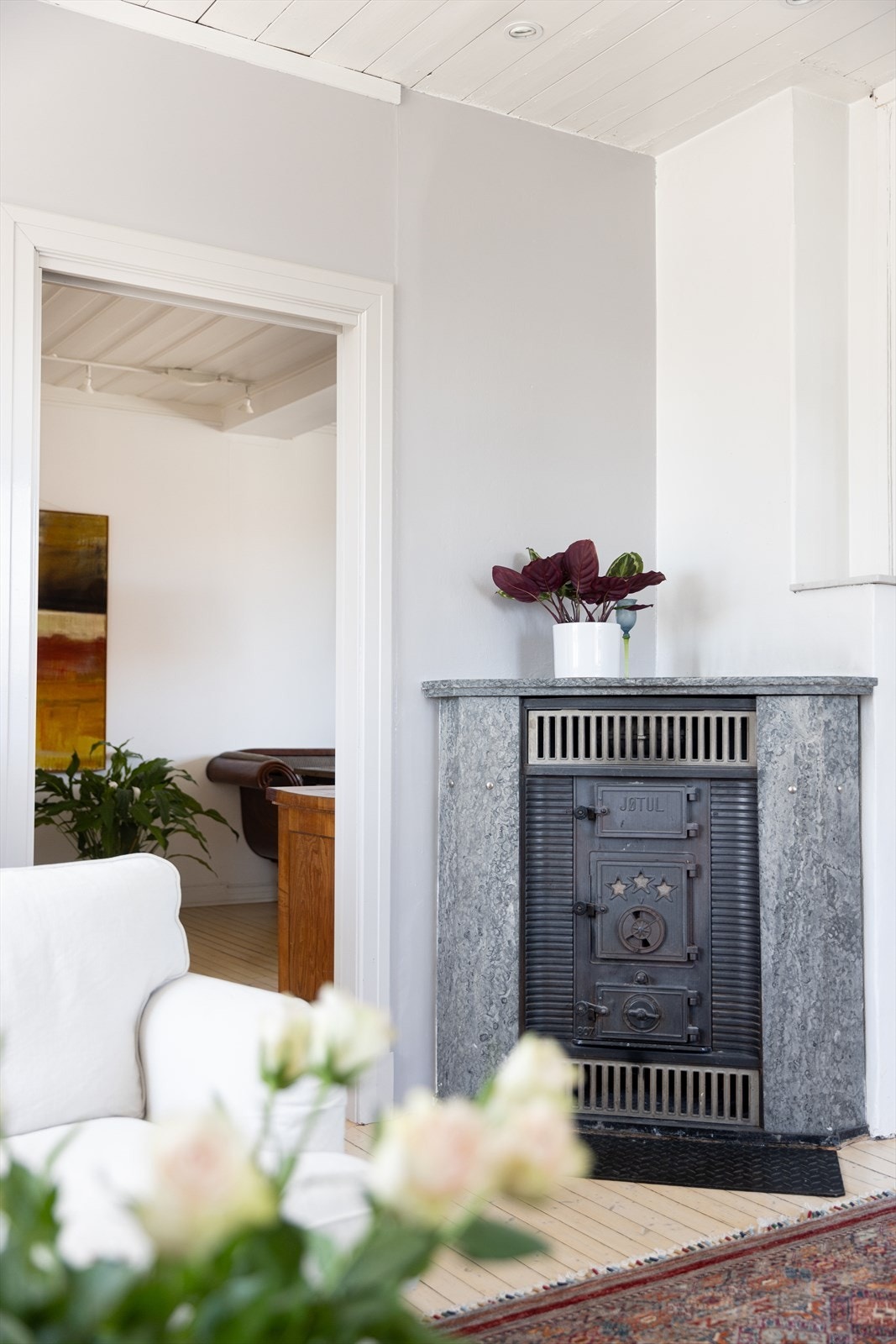 Detaljer | Klassisk kamin i stuen. Galleribilde