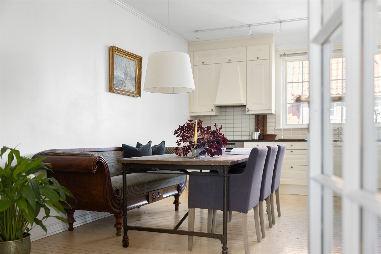 Kjøkkenet ligger i en separat løsning fra resten av stuen. Galleribilde