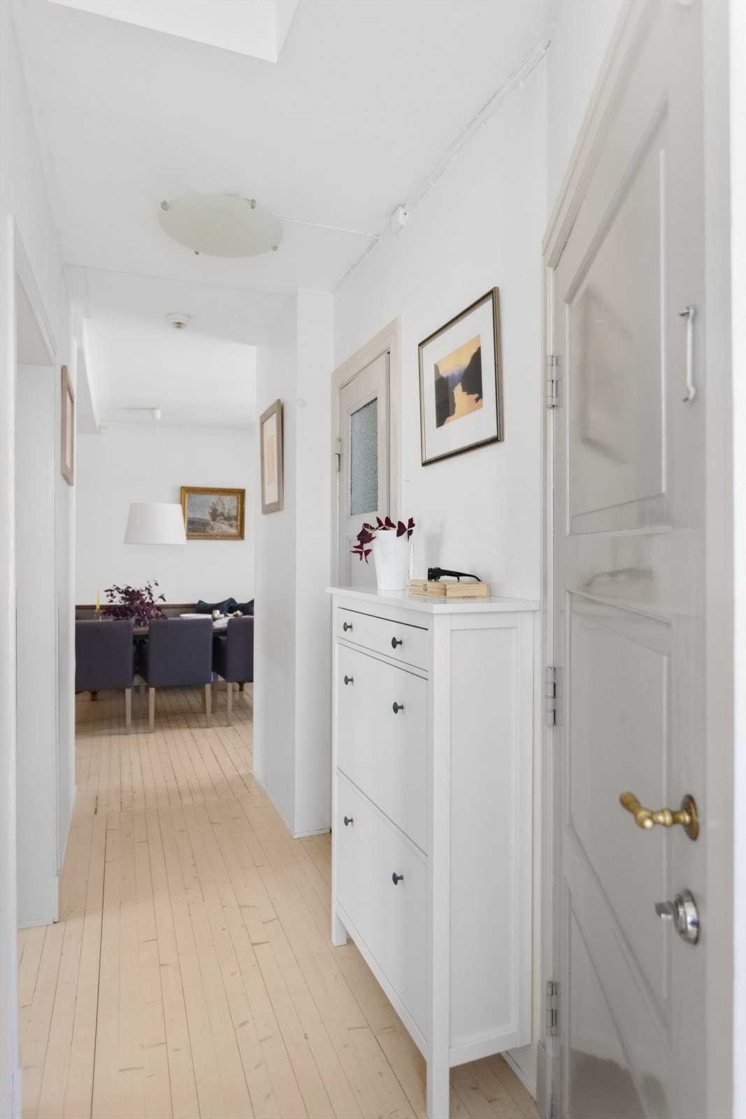 Entréen er lys og hyggelig med plass til oppbevaring av sko og yttertøy. Galleribilde