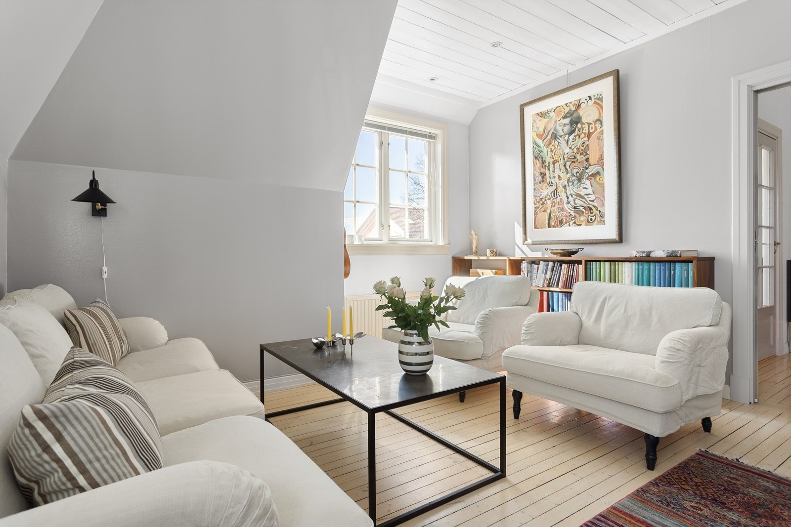 Stuen oppleves lys og hyggelig med plass til sofamøblement og øvrig innredning. Galleribilde