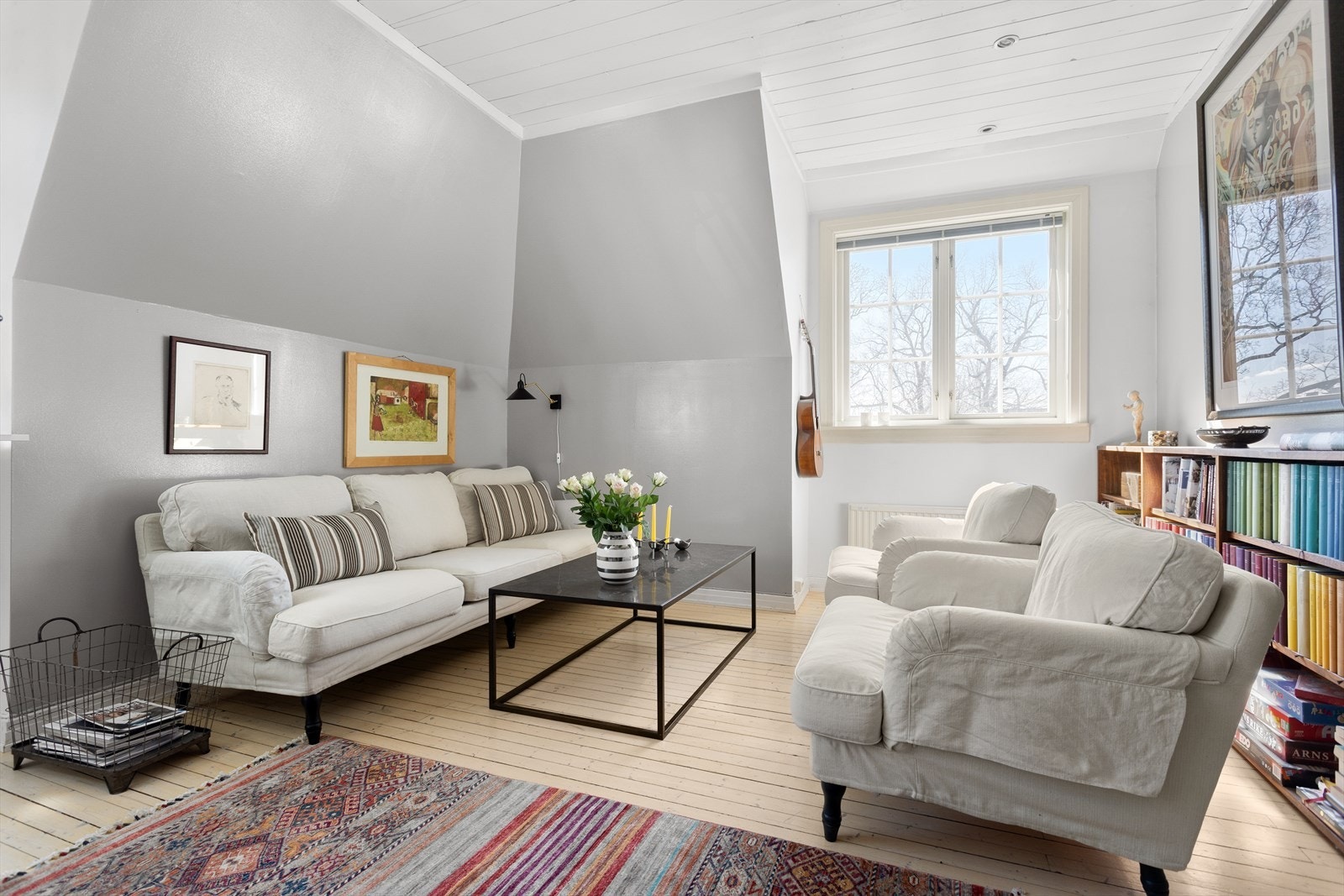 Boligen går over to etasjer, 2.etasje og utbygget loft, og har en praktisk innvendig plan- og romløsning. Galleribilde