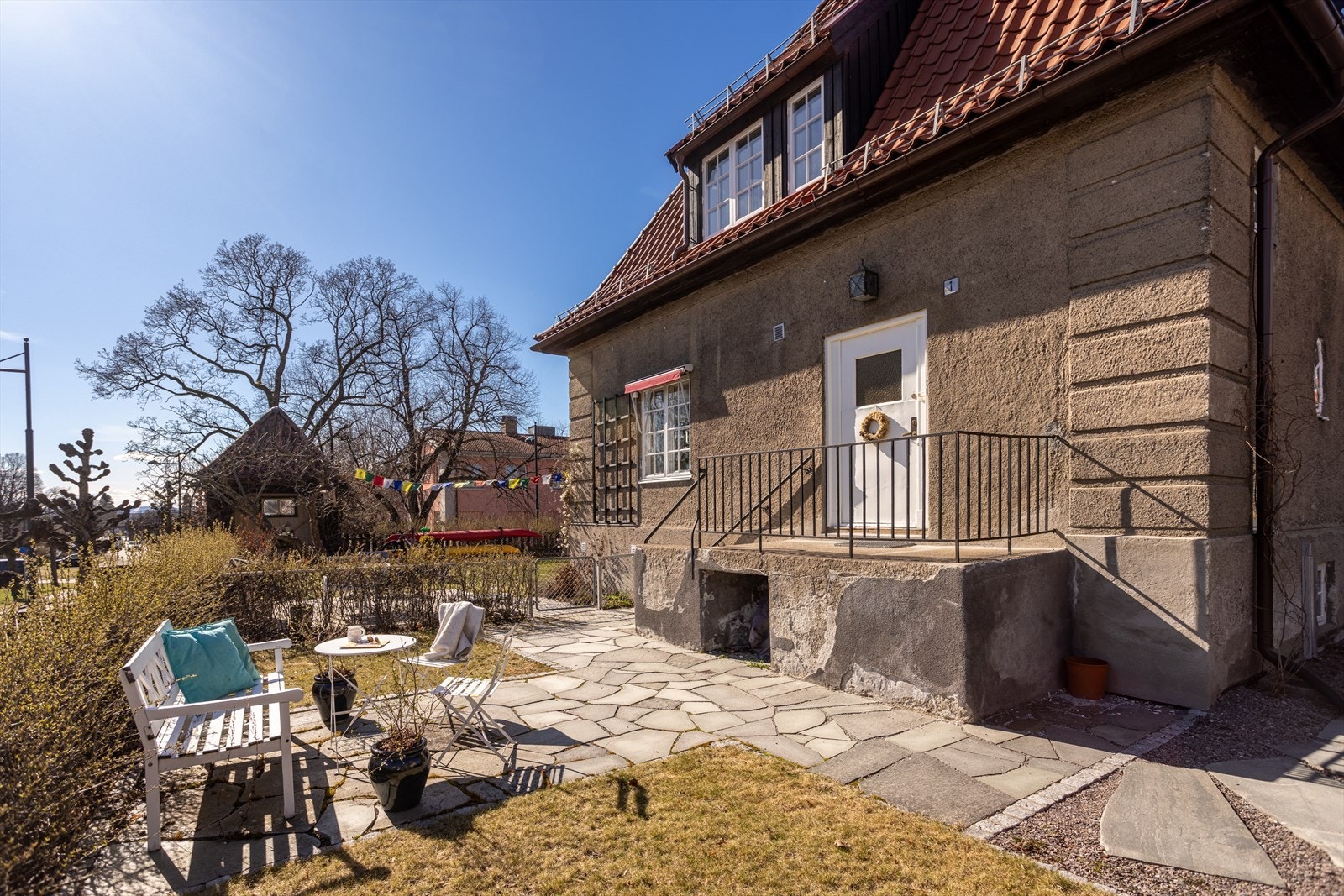 Inngangspartiet er felles og pent opparbeidet med plass til diverse utemøblement. Velkommen inn! Galleribilde