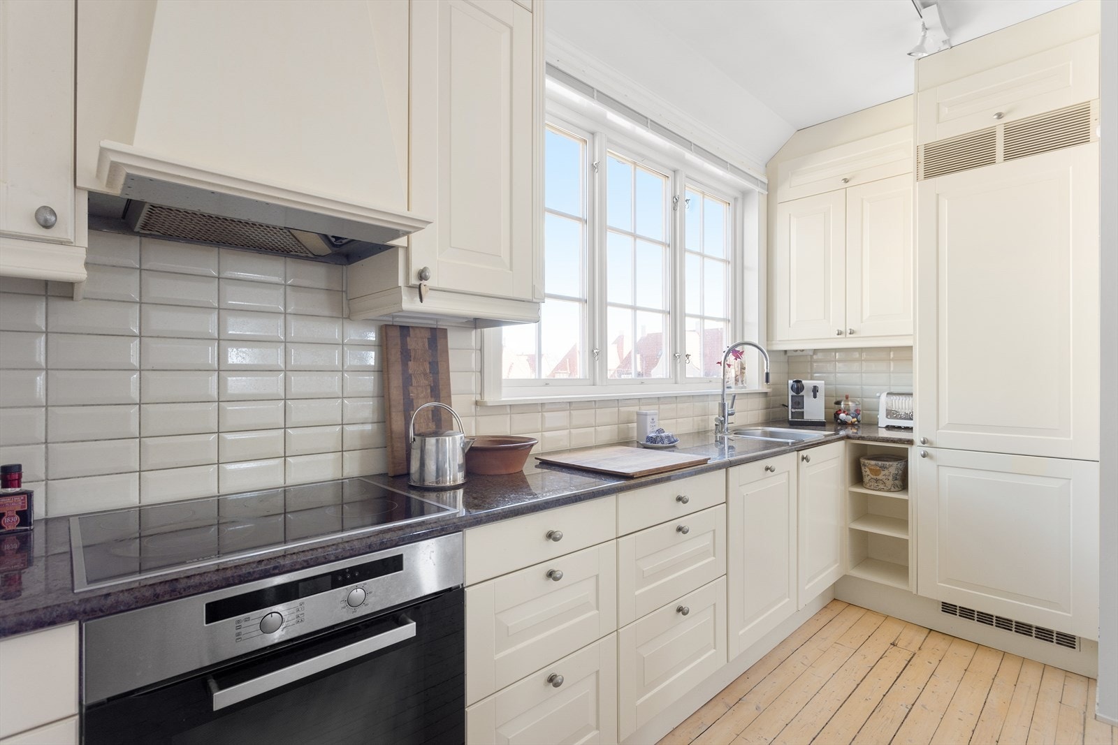 Videre er det integrert komfyr, platetopp, oppvaskmaskin og kjøl/frys. Galleribilde