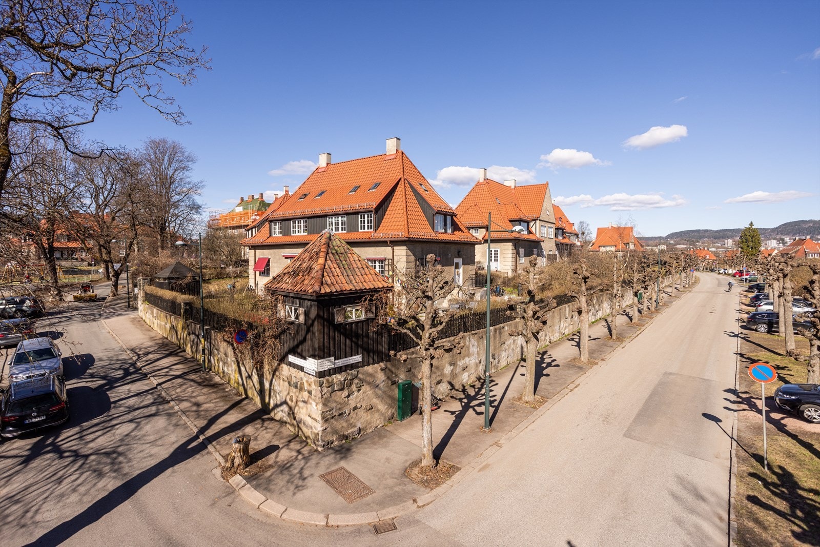 Her bor man frodig og landlig til med nærhet til skoler og barnehager, samtidig som man befinner seg svært nær et urbant byliv. Galleribilde