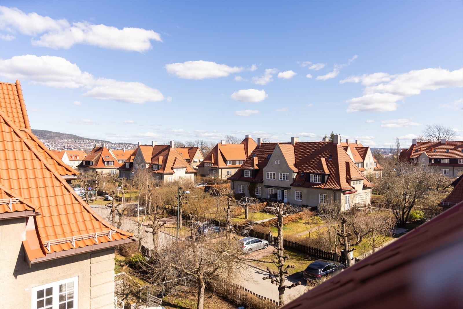 Fra loftsetasjen har man fantastisk utsyn til nabolaget og dens vakre bebyggelse og frodige hager. Galleribilde