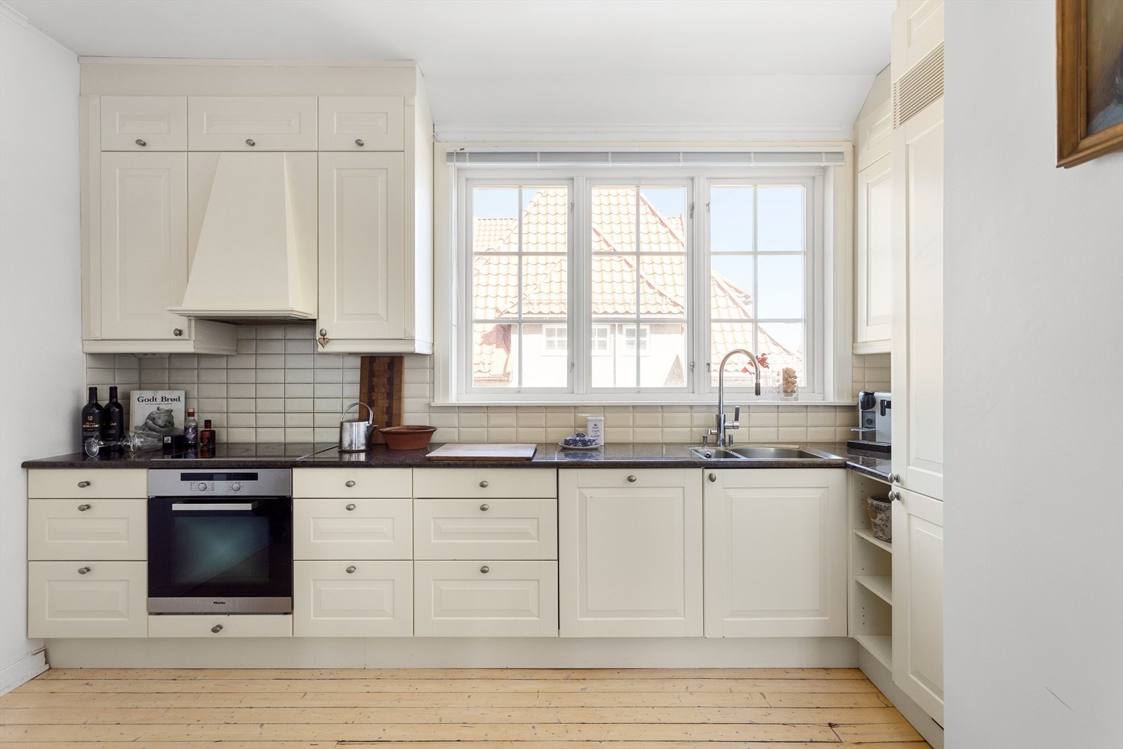 Innredningen består av granitt benkeplate, fliser over benk, kullfiltervifte og nedfelt kum. Galleribilde