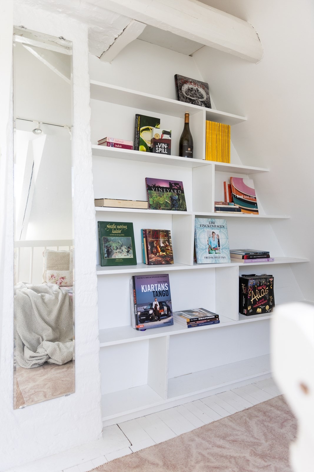 Detaljer | Praktisk og flott hylleløsning. Galleribilde