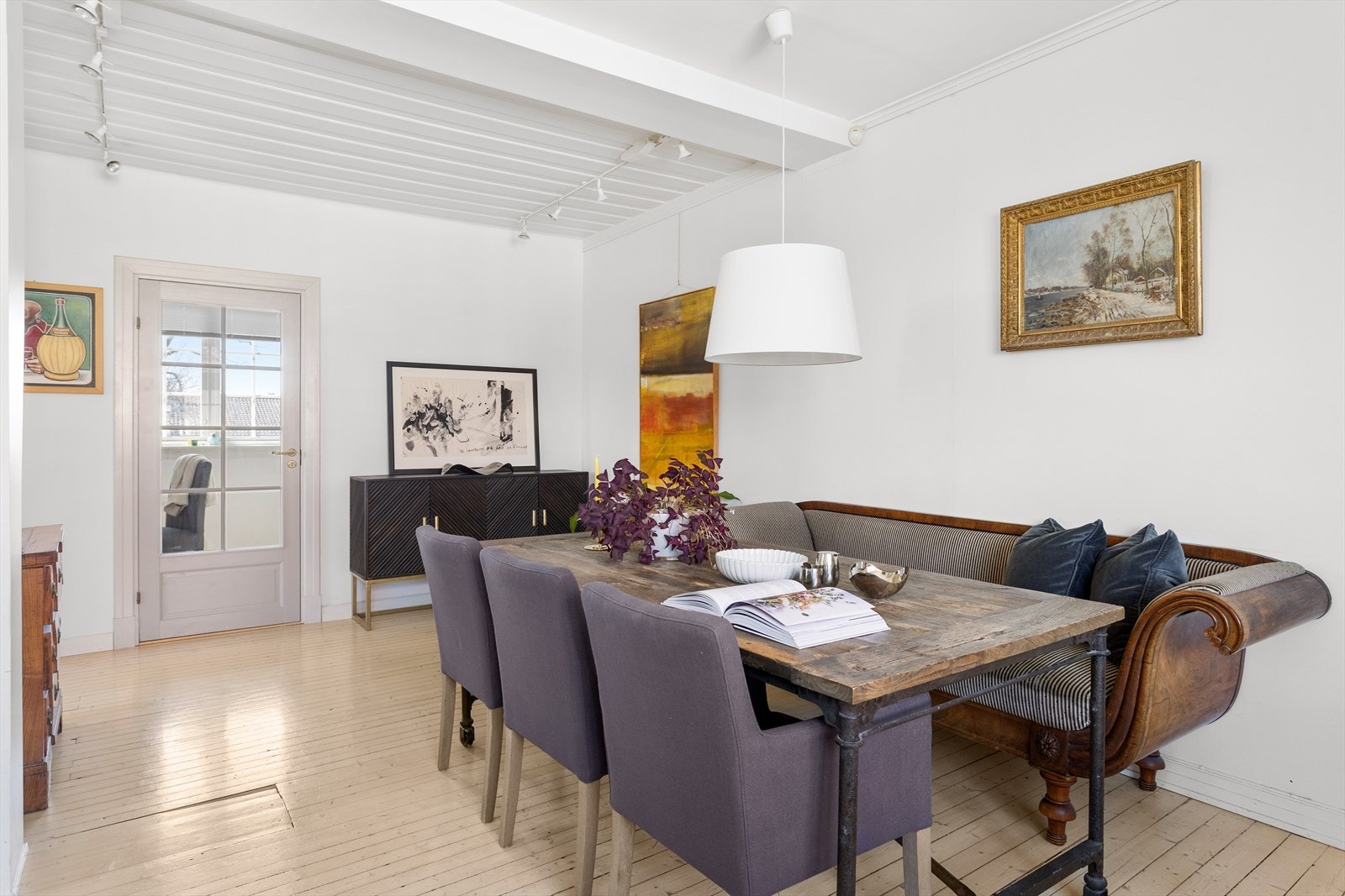 Det er god plass til langbord på kjøkkenet - et hyggelig og naturlig samlingspunkt. Galleribilde