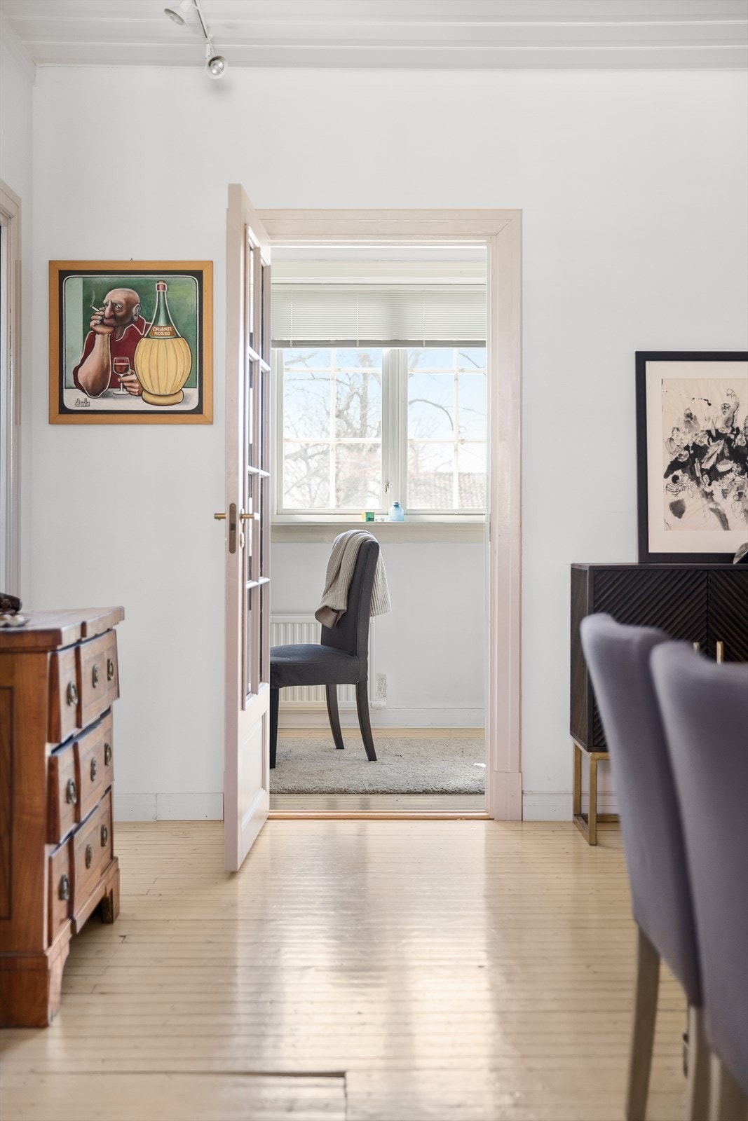 Detaljer| Fra kjøkkenet er det tilgang til ett av boligens tre soverom. Galleribilde