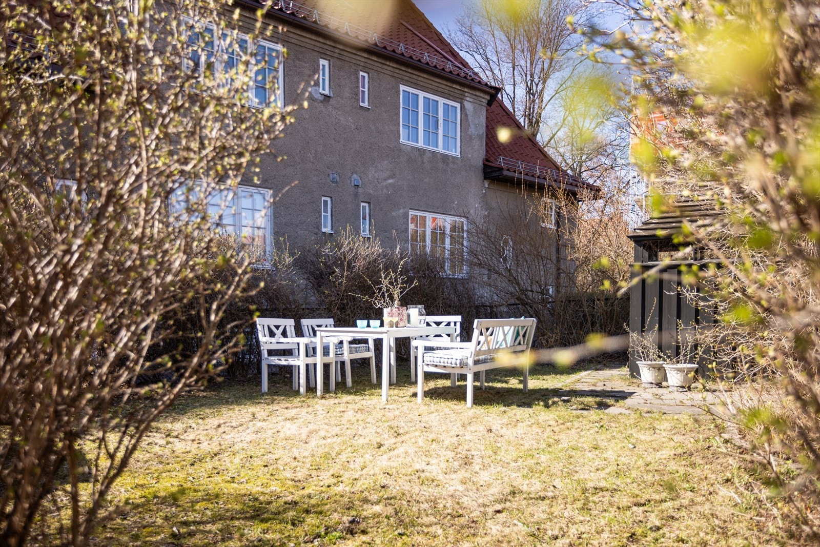 Leiligheten har enkel tilgang til egen hageparsell som ligger fint og solrikt til. Her er det god plass til soner for både lek og moro, samt hygge og avslapning. I tillegg er det ekstra lagringsplass i utebod. Galleribilde