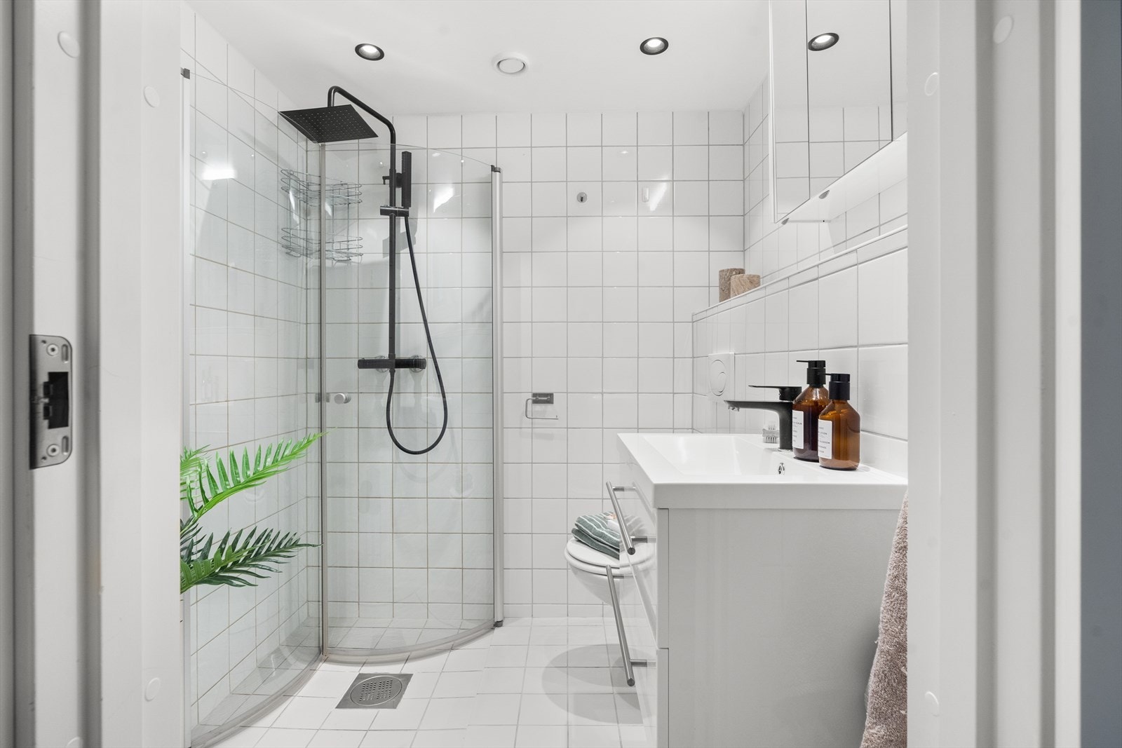 Delikat flislagt bad fra byggeår med enkelte oppgraderinger i 2020. Galleribilde