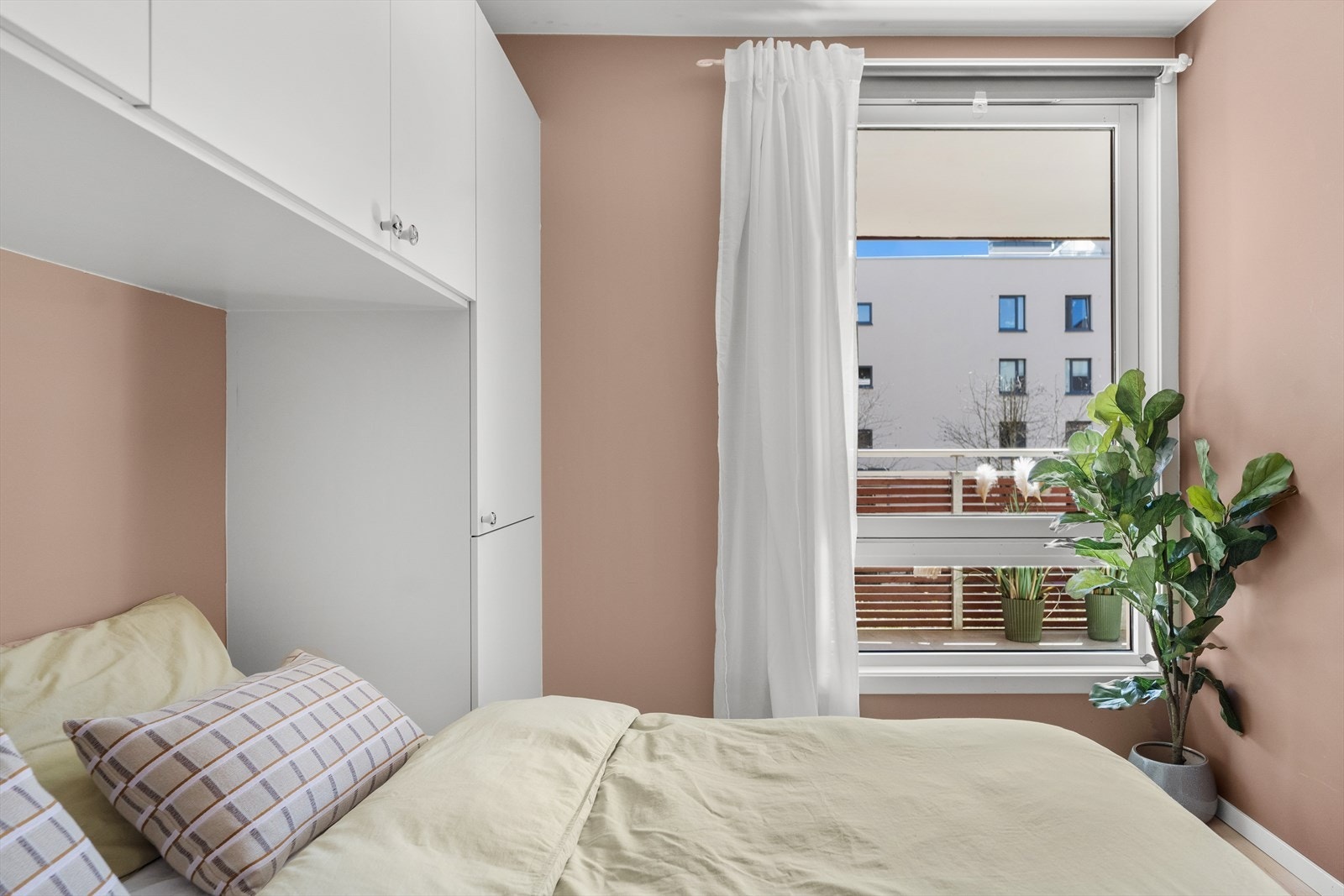 Her er det plass til dobbeltseng mellom de to skyvedørene. Galleribilde