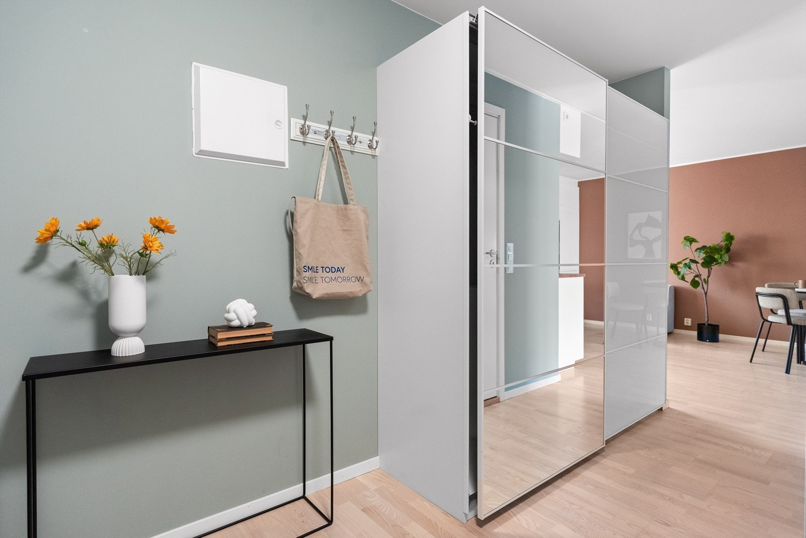 Det er satt inn et praktisk skyvedørsgarderobeskap med mye lagringsplass. Galleribilde