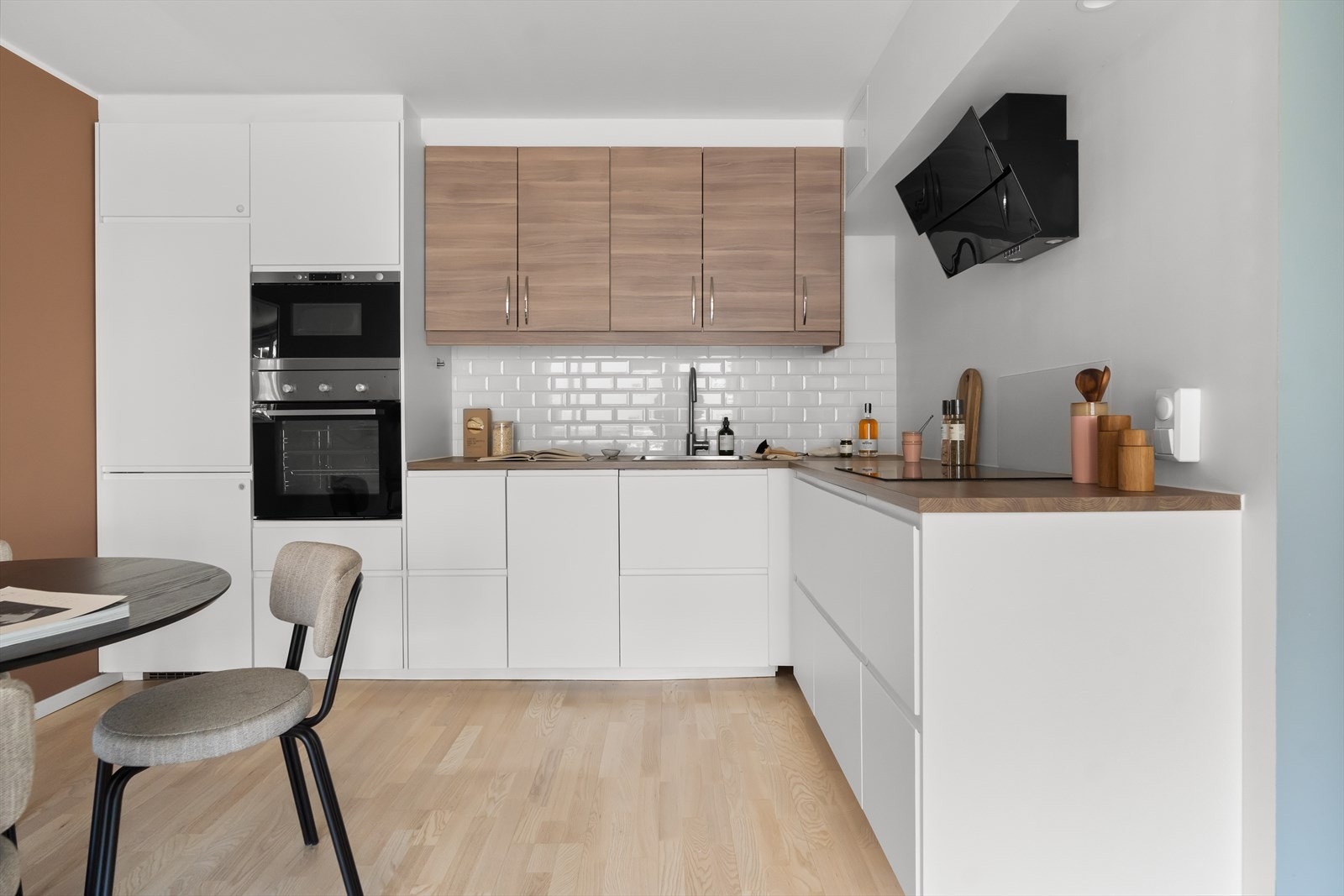 Kjøkkenet har integrerte hvitevarer som nedfelt induksjonstopp med glassplate over, komfyr, mikrobølgeovn, oppvaskmaskin og kjøleskap med fryser. Galleribilde