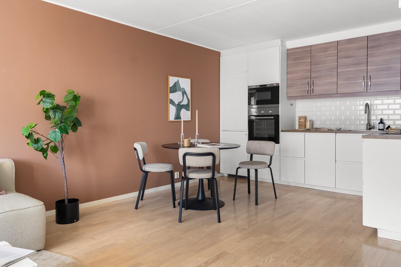 Spisebordet skaper et naturlig romskille mellom stue og kjøkken. Galleribilde